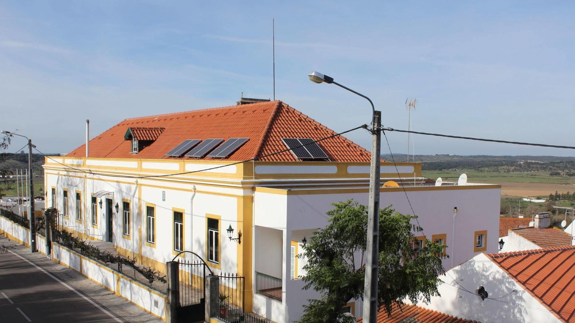 Hotel Solar Dos Lilases Mora Esterno foto